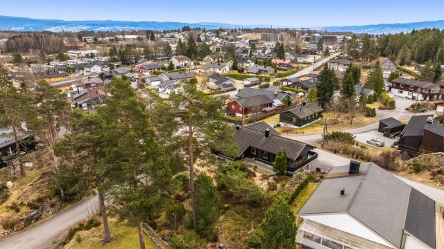 Fra eiendommen er det kort vei til servicetilbud på Skedsmokorset og Skjetten.