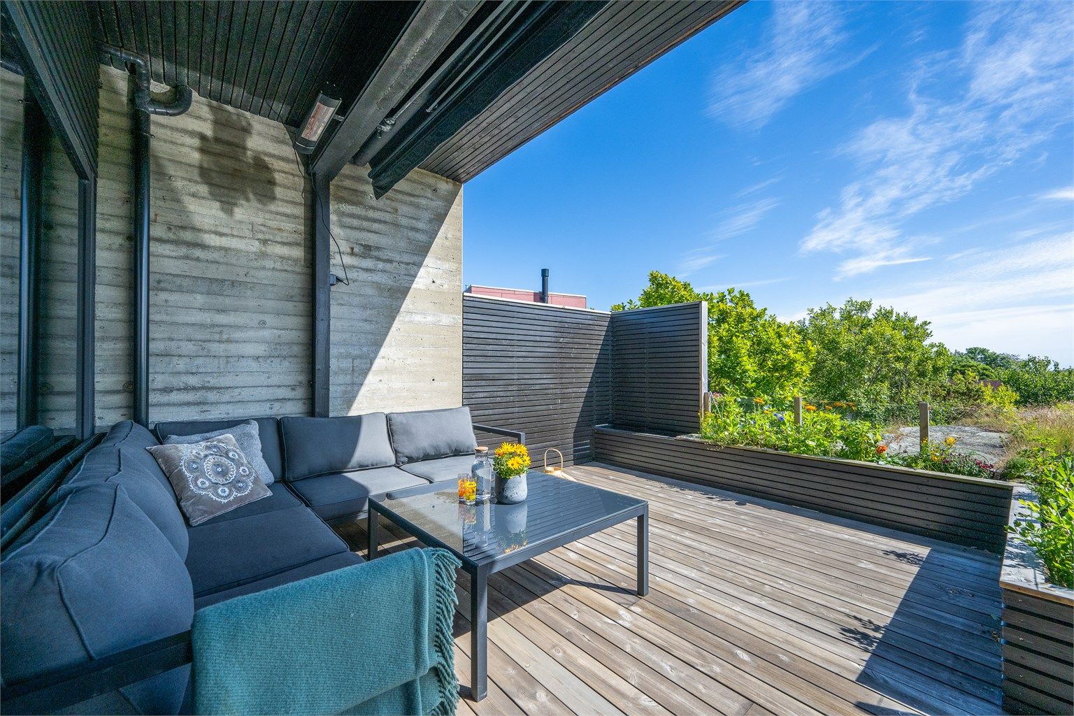 En lun og usjenert krok på terrassen, delvis under tak.