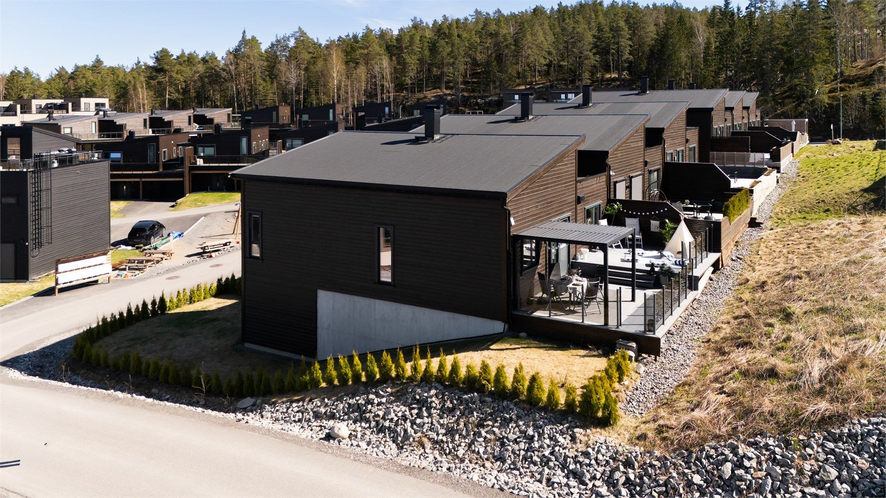 Som endebolig har eiendommen en friere beliggenhet og en større hage.