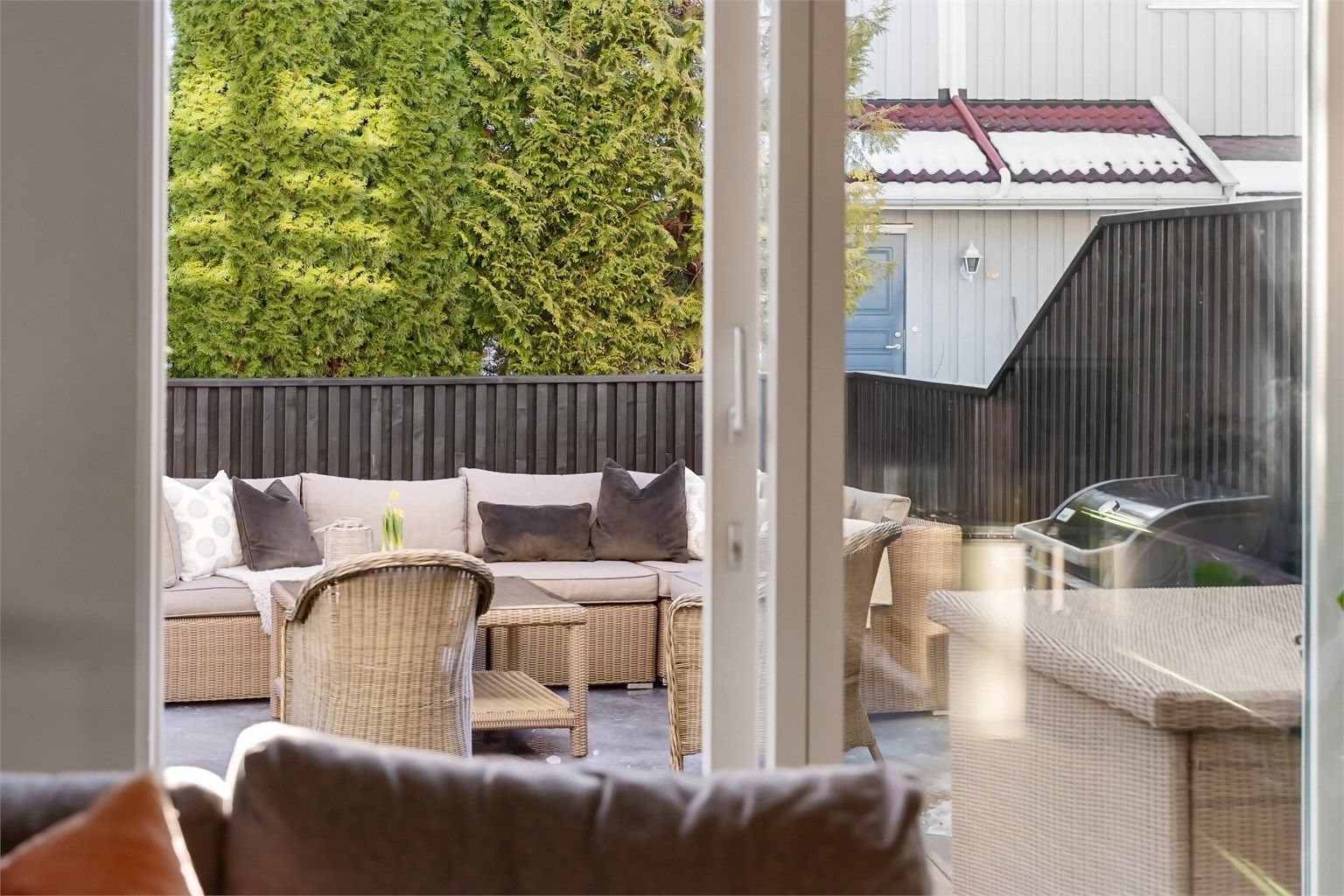 Fra stuen er det utgang til terrassen