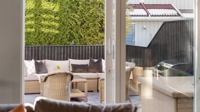 Fra stuen er det utgang til terrassen