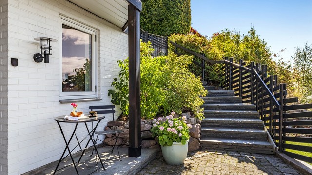 Trappene fører opp til eiendommens hage og uteområde