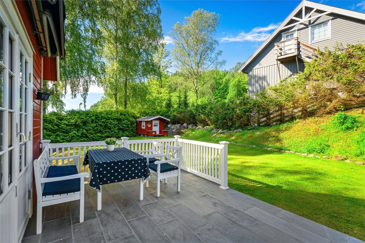 Boligens terrasse er vestvendt med videre tilgang til hagen