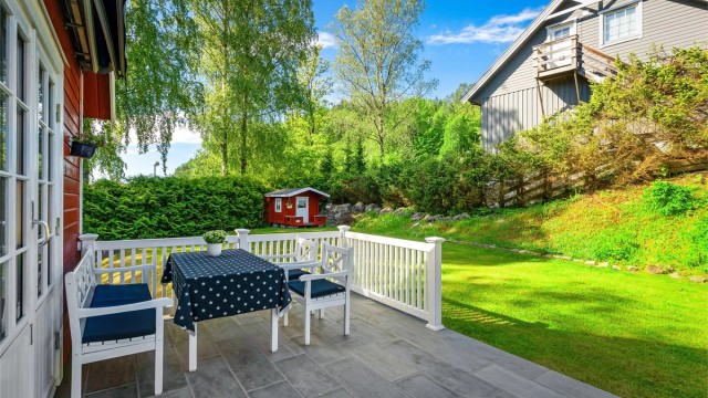 Boligens terrasse er vestvendt med videre tilgang til hagen