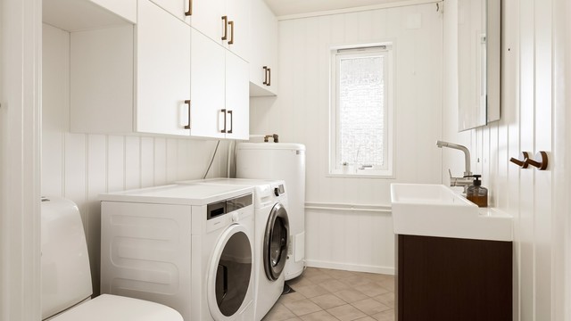 Praktisk separat vaskerom med god oppbevaringsplass. Installert både toalett og servant. Flislagt gulv med varmekabler.