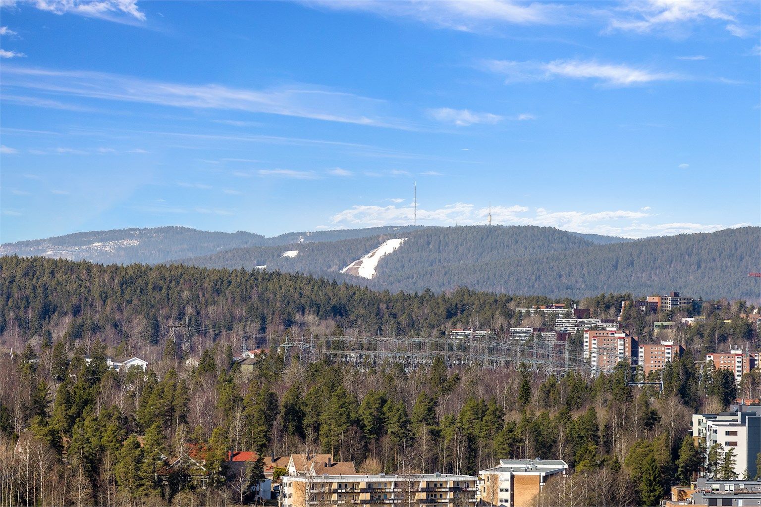 Ved klart vær, kan man skimte Tryvannstårnet i det fjerne.