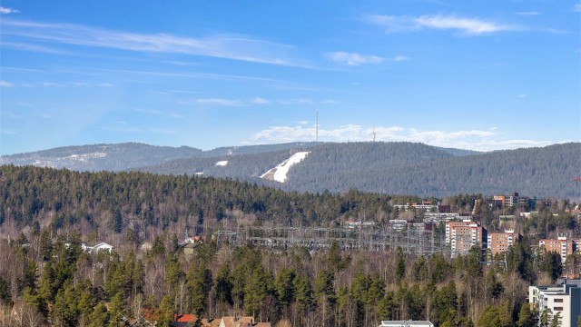 Ved klart vær, kan man skimte Tryvannstårnet i det fjerne.