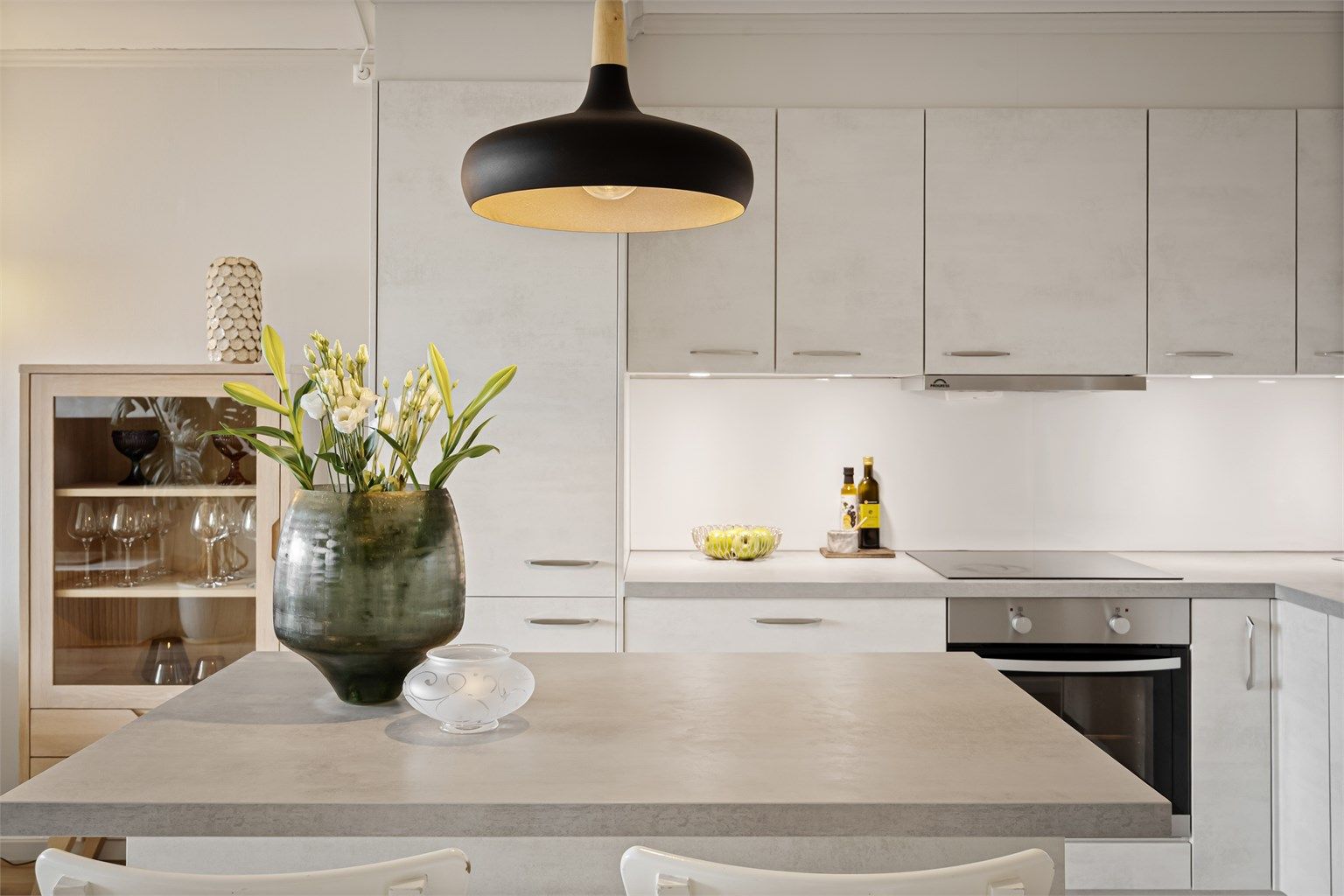  Integrert stekeovn, platetopp, oppvaskmaskin og kjøleskap med fryser som medfølger eiendommen