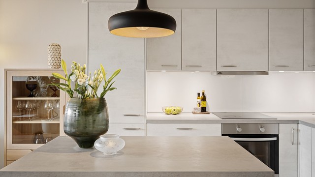 Integrert stekeovn, platetopp, oppvaskmaskin og kjøleskap med fryser som medfølger eiendommen