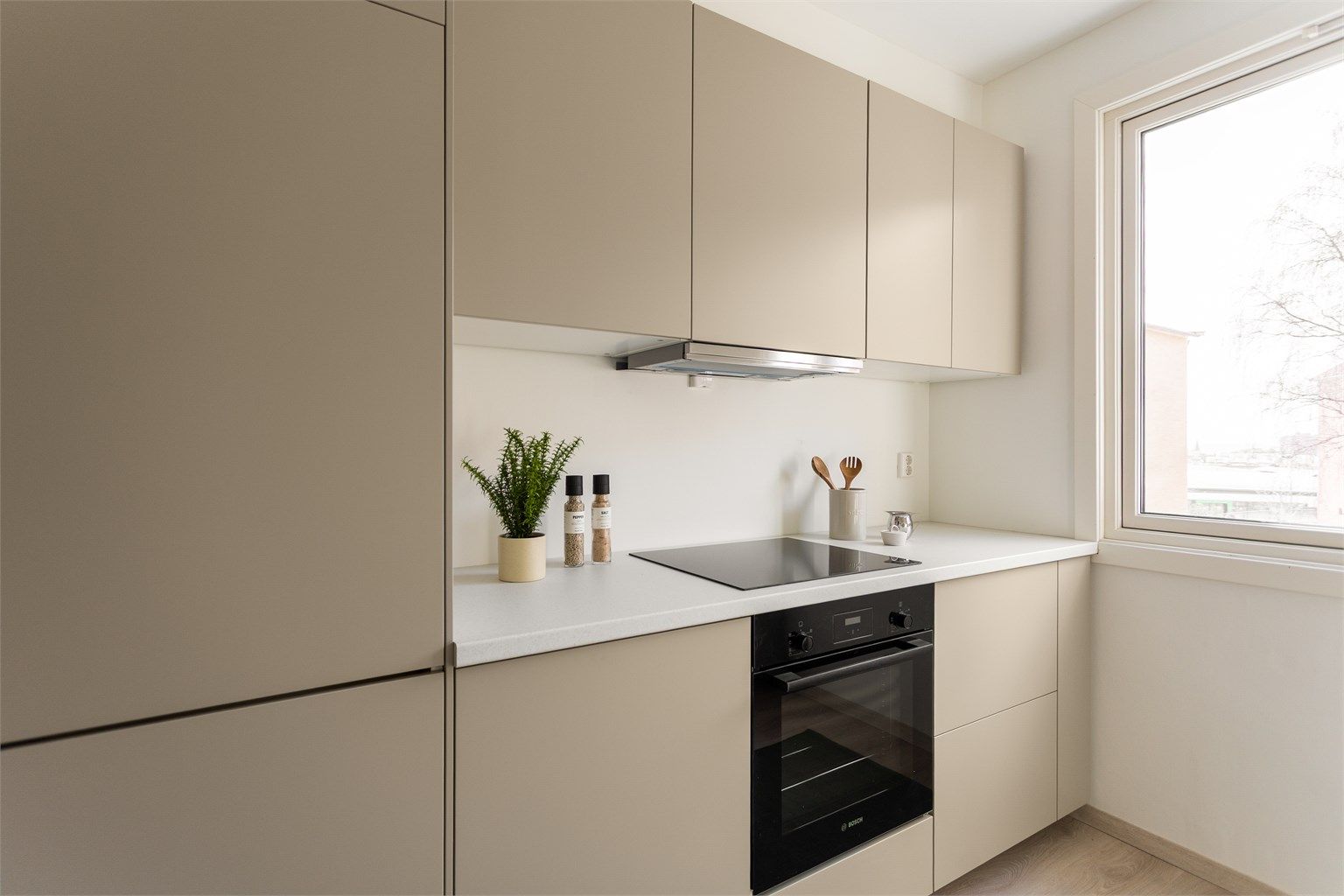 Hvitevarene er integrert og inkluderer stekeovn, platetopp, oppvaskmaskin og kjøl/fryseskap.