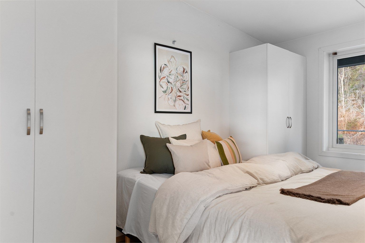 - Boligens andre soverom med rikelig med garderobeskap samt god plass til dobbeltseng -