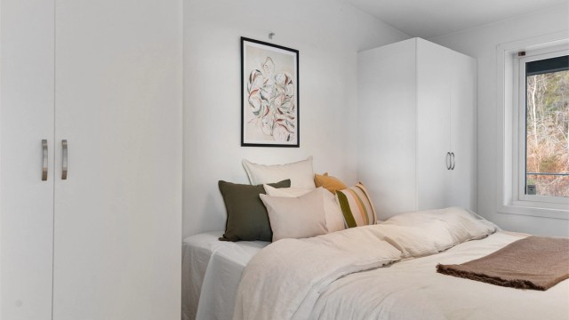 - Boligens andre soverom med rikelig med garderobeskap samt god plass til dobbeltseng -