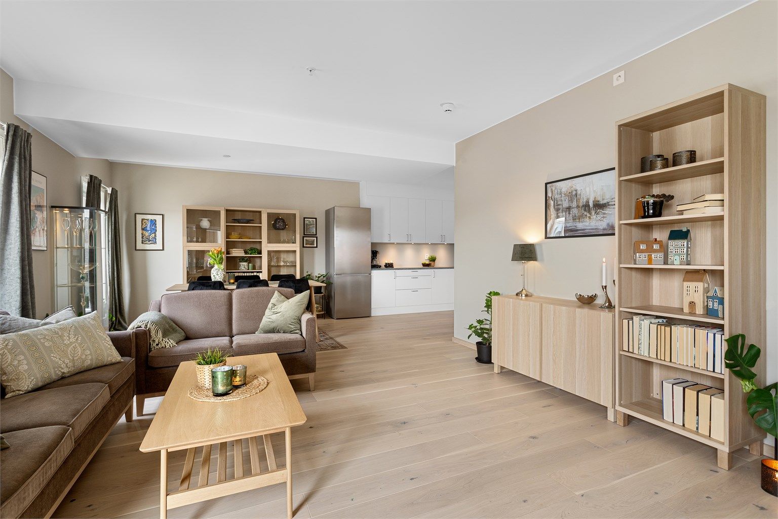 Tiltalende leilighet med lyse 1-stavs eikeparkett i alle oppholdsrom, bortsett fra badet hvor det er fliser. Der det ikke er standard lyse farger er det lekre farger som gir rommet mer varme og særpreg