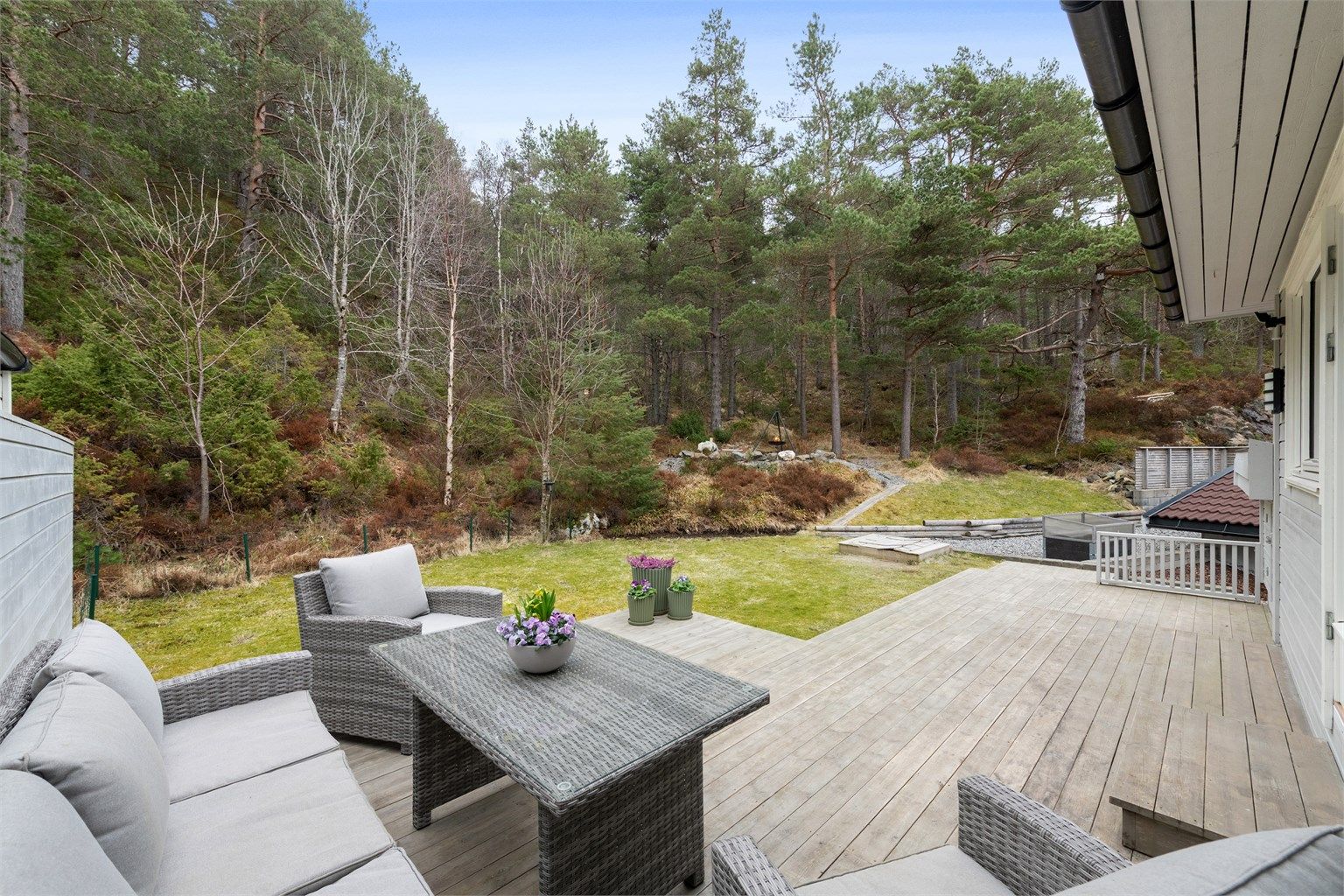 Uteområdet er pent opparbeidet og grenser mot et naturskjønt friområde.