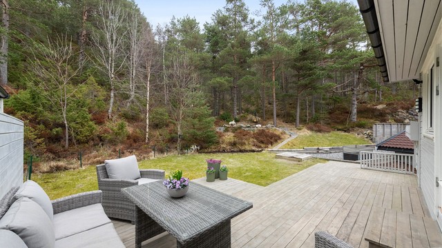 Uteområdet er pent opparbeidet og grenser mot et naturskjønt friområde.