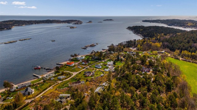 Området et lite sommerparadis for både store og små. Flotte tur -og rekreasjonsområder i umiddelbar nærhet. For ungdommen er det greit å vite at Vøra badestrand og Langeby ligger i sykkelavstand.