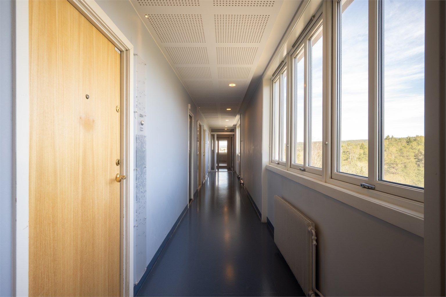 Fellesgangen er lys og innbydende, og bygget har heis (2 stk) for enkel adkomst til leiligheten.