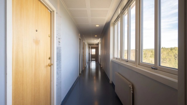 Fellesgangen er lys og innbydende, og bygget har heis (2 stk) for enkel adkomst til leiligheten.