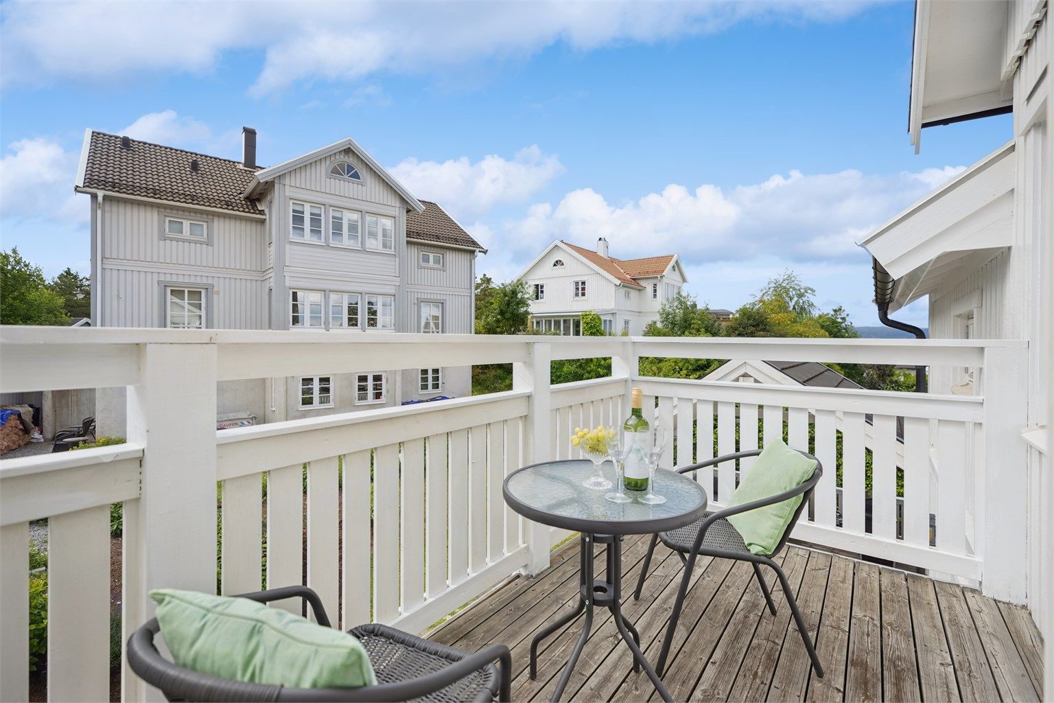 Veranda i andre etasje med utgang fra loftstuen. Et perfekt sted å trekke seg tilbake og nyte kveldssolen i fredelige omgivelser.