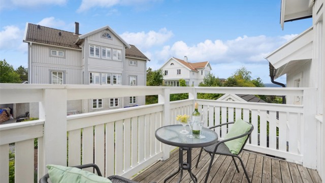 Veranda i andre etasje med utgang fra loftstuen. Et perfekt sted å trekke seg tilbake og nyte kveldssolen i fredelige omgivelser.