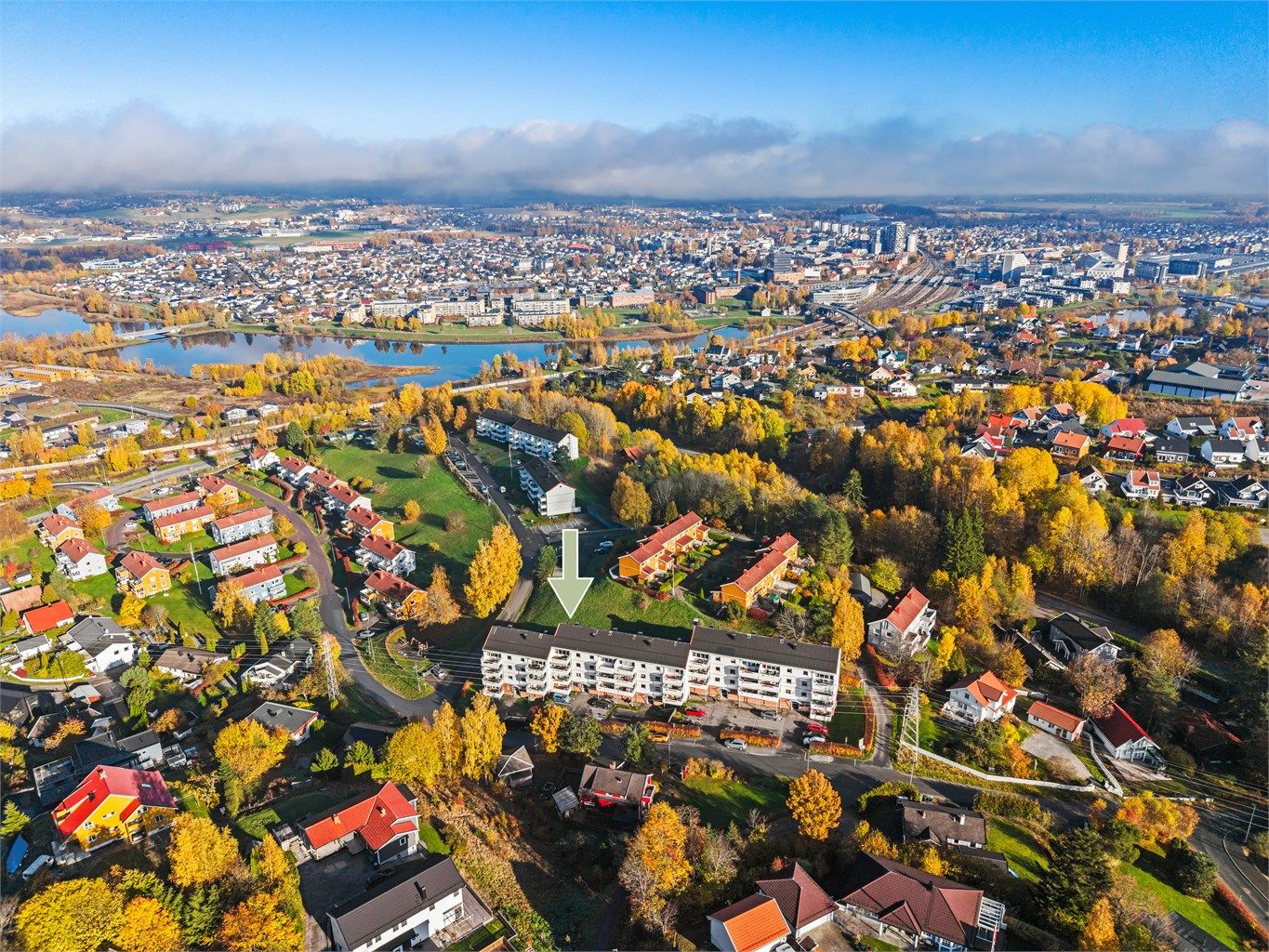 Eiendomsmegler Madeleine Thune ønsker velkommen til Linjevegen 16A. Sentral, samtidig tilbaketrukket topp leilighet med to soverom.  Foto: [Rene Borghagen]