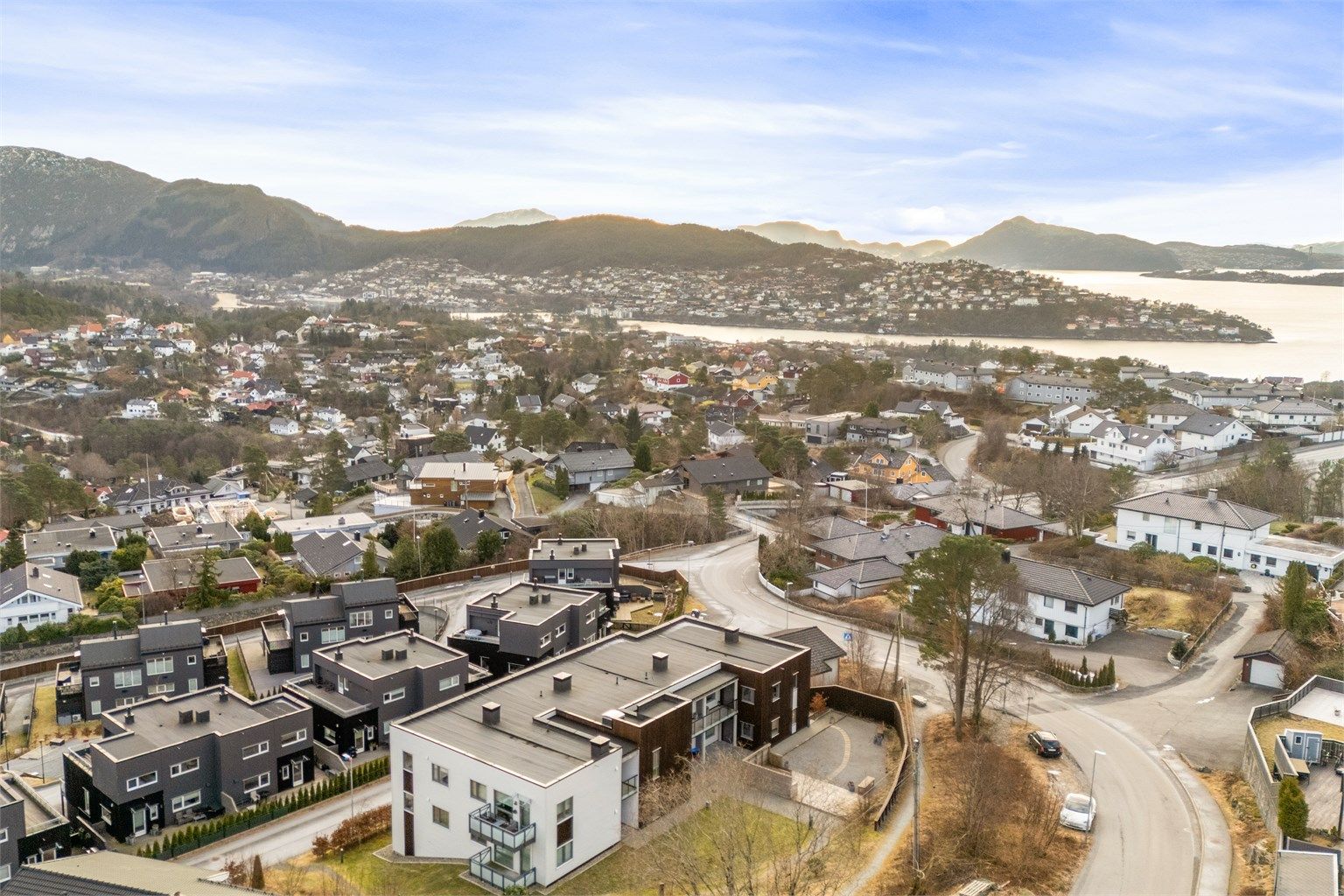 Velstelt sameie med fine uteområder. Felles skjermet uteplass mot vest hvor kveldsolen kan nytes på fine sommerdager.