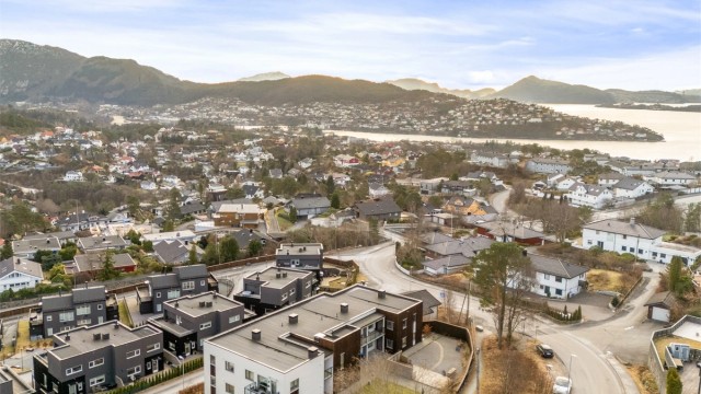 Velstelt sameie med fine uteområder. Felles skjermet uteplass mot vest hvor kveldsolen kan nytes på fine sommerdager.