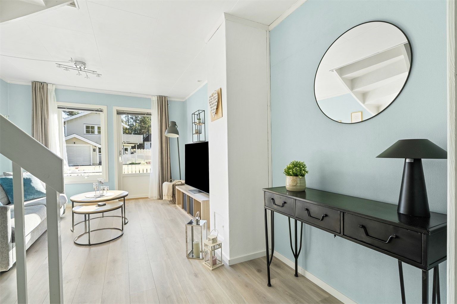 Fra stuen er det direkte adkomst til romslig markterrasse