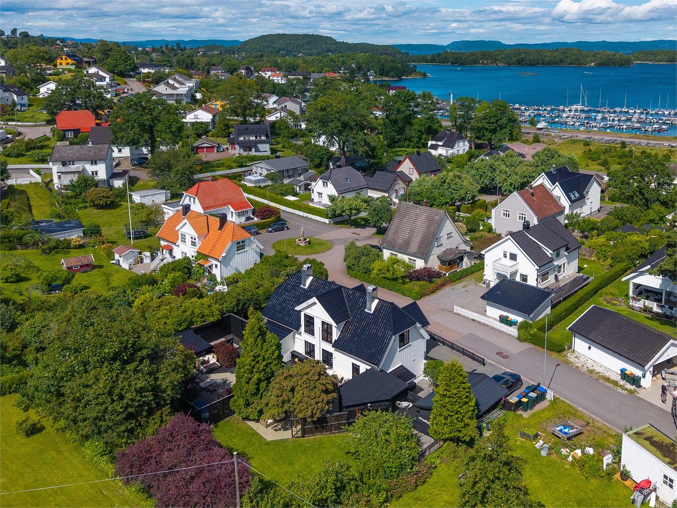 Solrik og sjønær beliggenhet i hagebyen på Apenes! Fotograf: Kristian Bollæren / Fotofinish AS.