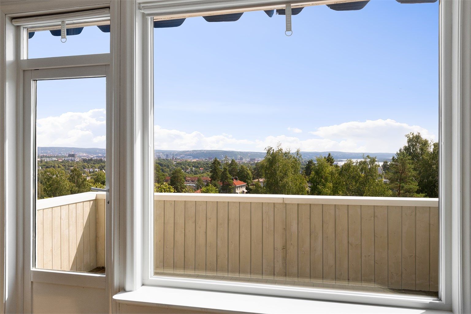 Fra stuen er det utgang til en sydøstvendt balkong på 7 m² med terrassebord og rekkverk i tre. 