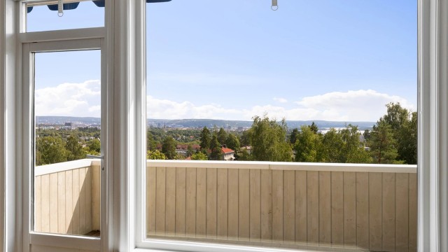 Fra stuen er det utgang til en sydøstvendt balkong på 7 m² med terrassebord og rekkverk i tre.