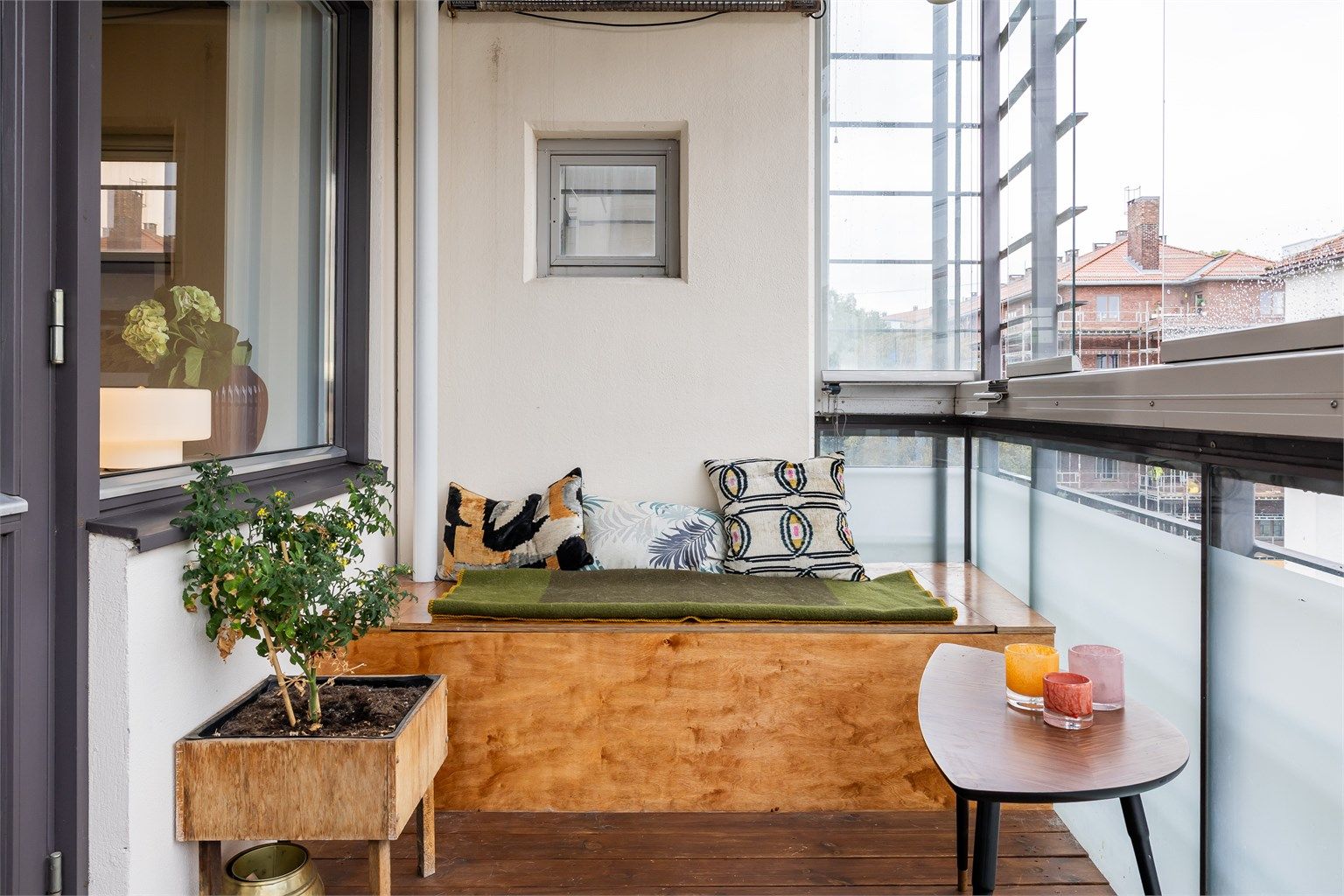 Romslig og sydvestvendt innglasset balkong på 8 kvm. Her kan man nyte fine sommerdager. 