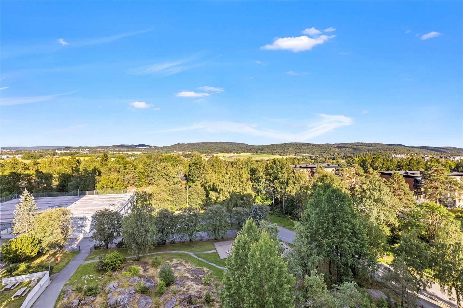 Fra inngangspartiet er det flott utsikt over grønne omgivelser.