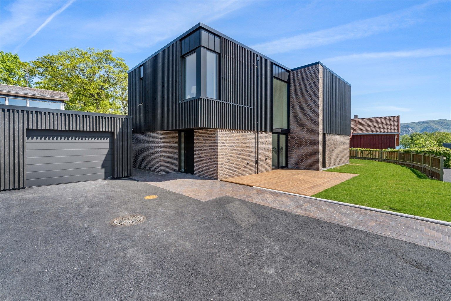 Huset har et stilrent uttrykk og er tegnet av det anerkjente arkitektkontoret Sjo Fasting.  
Deler av huset er forblendet med lekker dansk teglstein og det er ferdig opparbeidet uteareal på eiendommen. 

Foto: Martin Nordbø