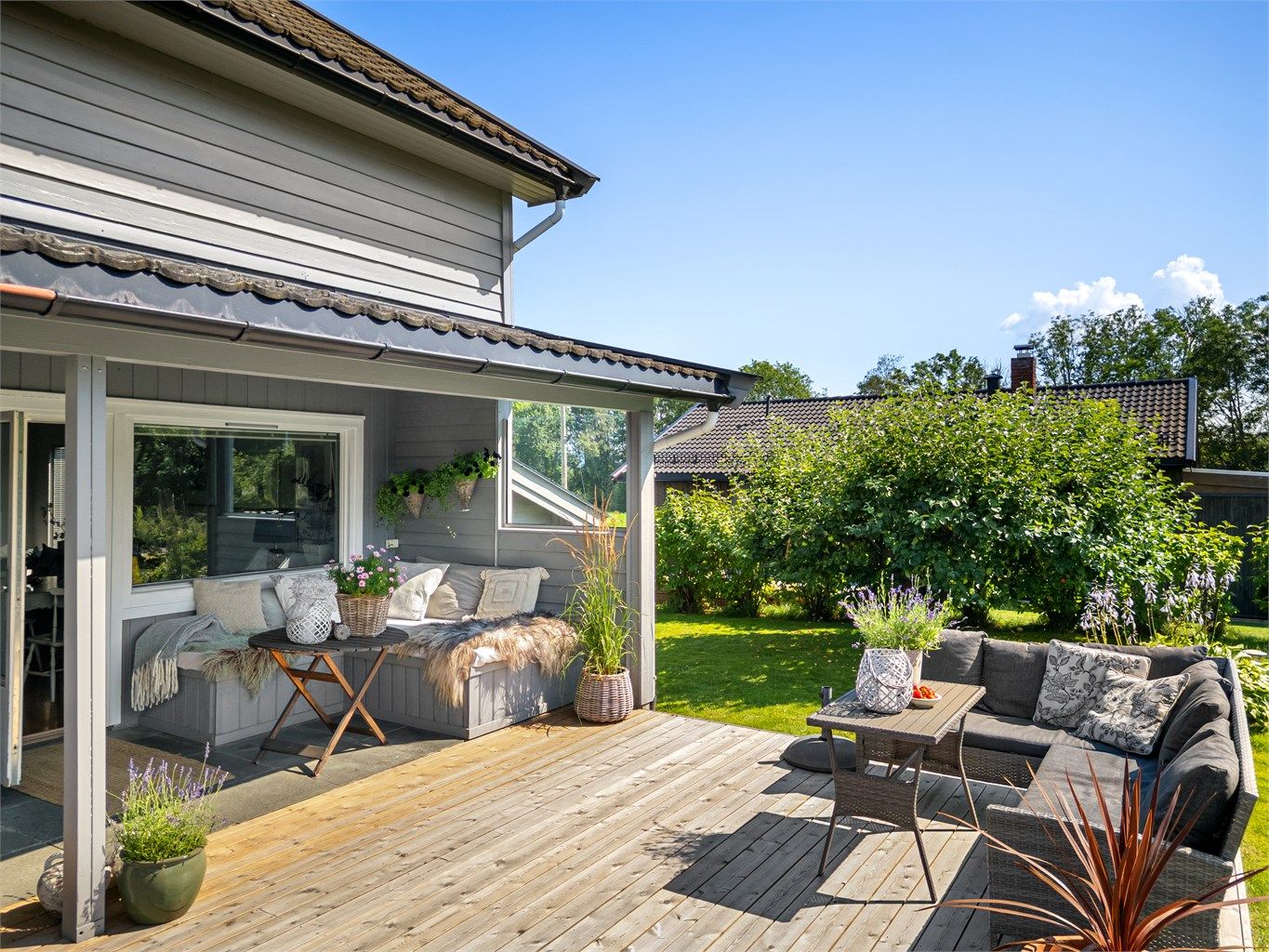 Hageområdet er generelt pent opparbeidet med diverse beplantninger