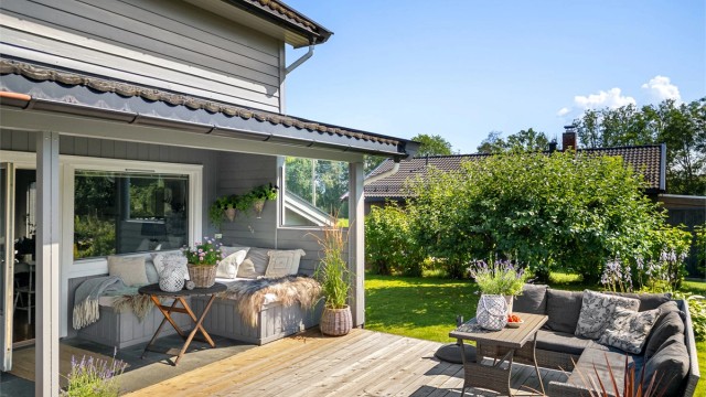 Hageområdet er generelt pent opparbeidet med diverse beplantninger