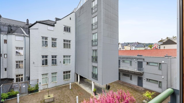 Skjermet gårdsrom omkranset av bebyggelsen.