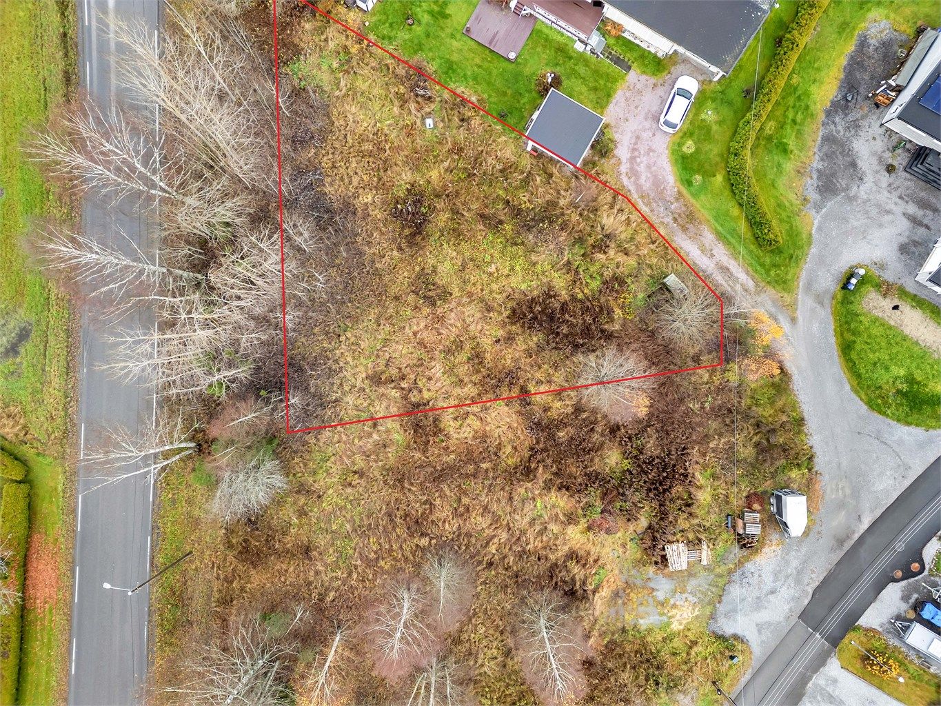 Illustrasjonen av tomten er ikke målestokk- eller nøyaktighetskontrollert, og avvik kan forekomme. Tegningen er ment som en veiledende skisse og skal ikke legges til grunn for nøyaktig plassering, grenser eller areal.