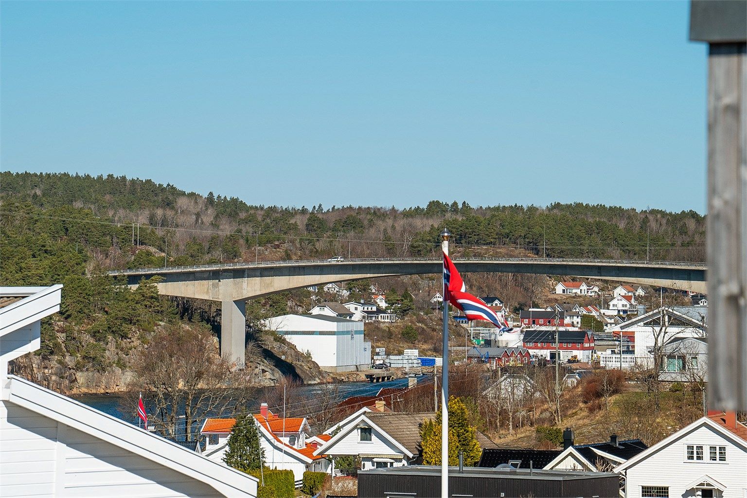 Beliggenheten gir nærhet til maritime omgivelser og fine turområder.