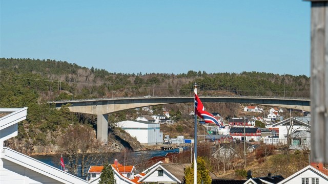 Beliggenheten gir nærhet til maritime omgivelser og fine turområder.
