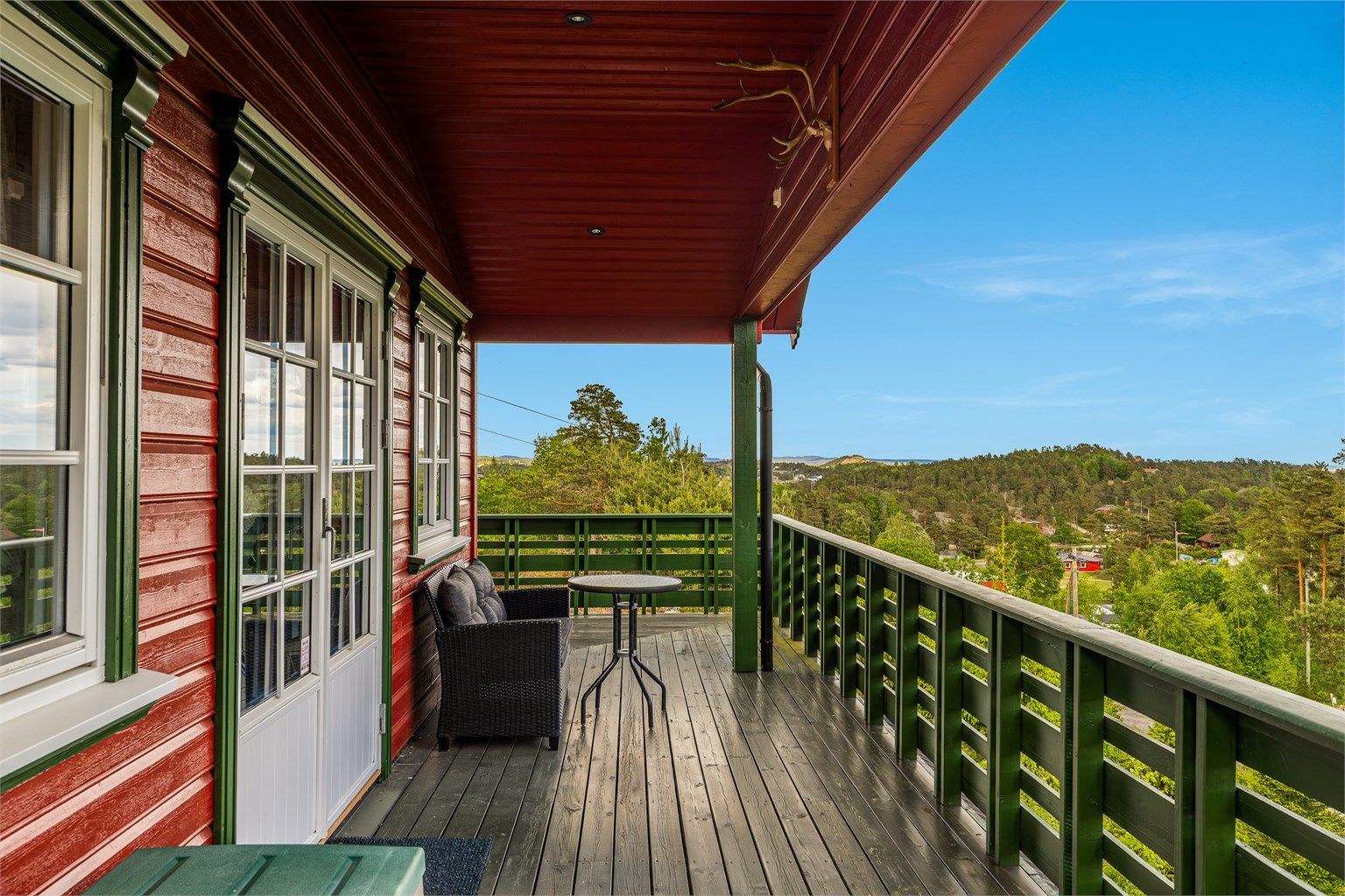 Høyt og fritt med utsyn mot hav, sjø og skogkledde åser.