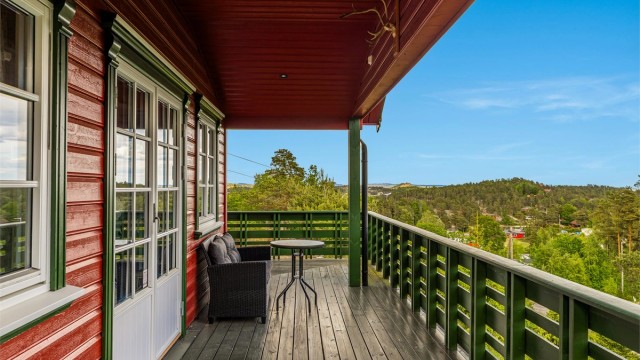 Høyt og fritt med utsyn mot hav, sjø og skogkledde åser.