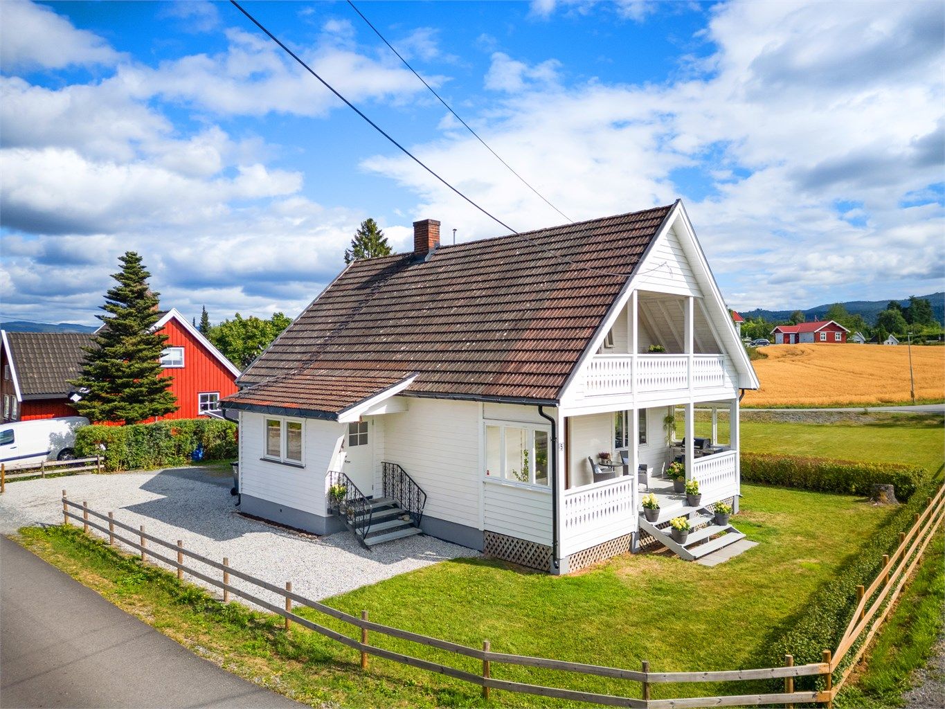 Tilnærmet flat tomt med stor og fin hage