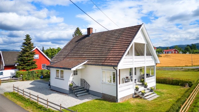 Tilnærmet flat tomt med stor og fin hage