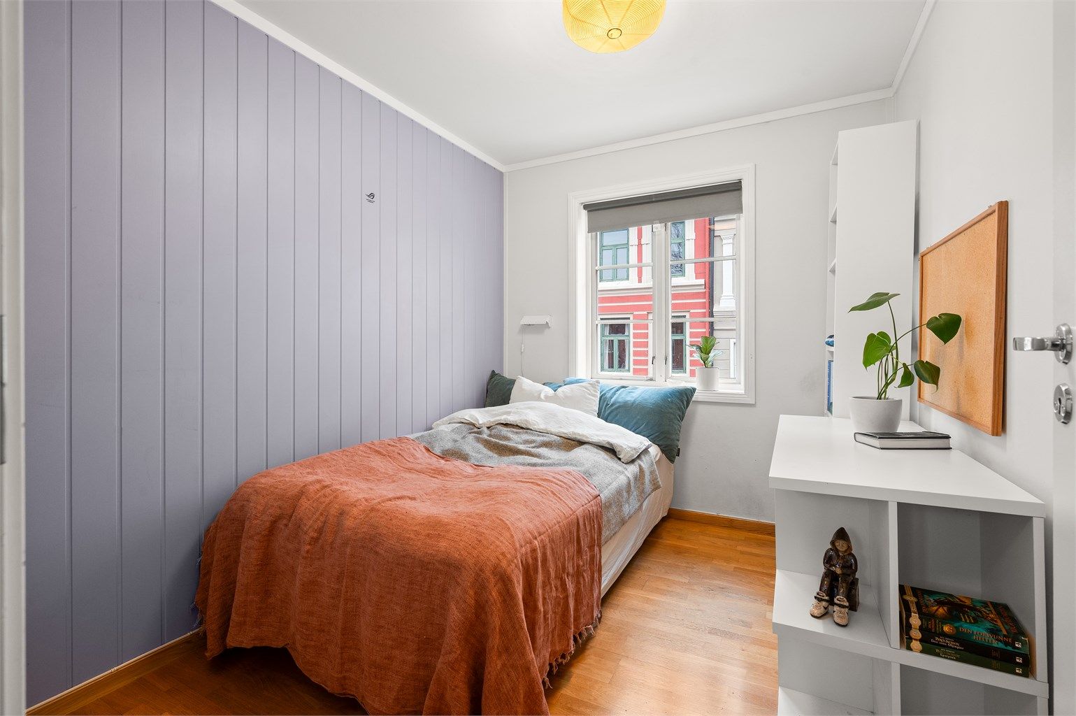 Det tredje soverommet er også romslig, med god plass til både seng og garderobeløsning.