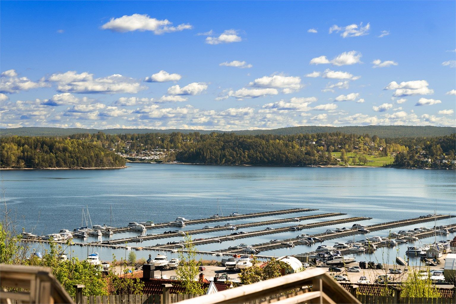 Boligen er tilbaketrukket helt øverst i nabolaget og har flott utsikt over Skjebergkilen.