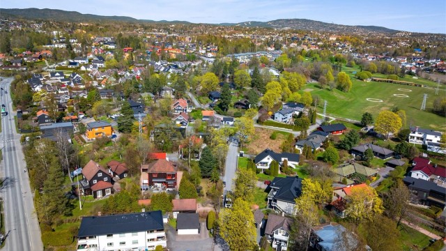 Dagligvarehandelen kan gjøres på Kiwi Dragveien eller Meny på Høvik senter.