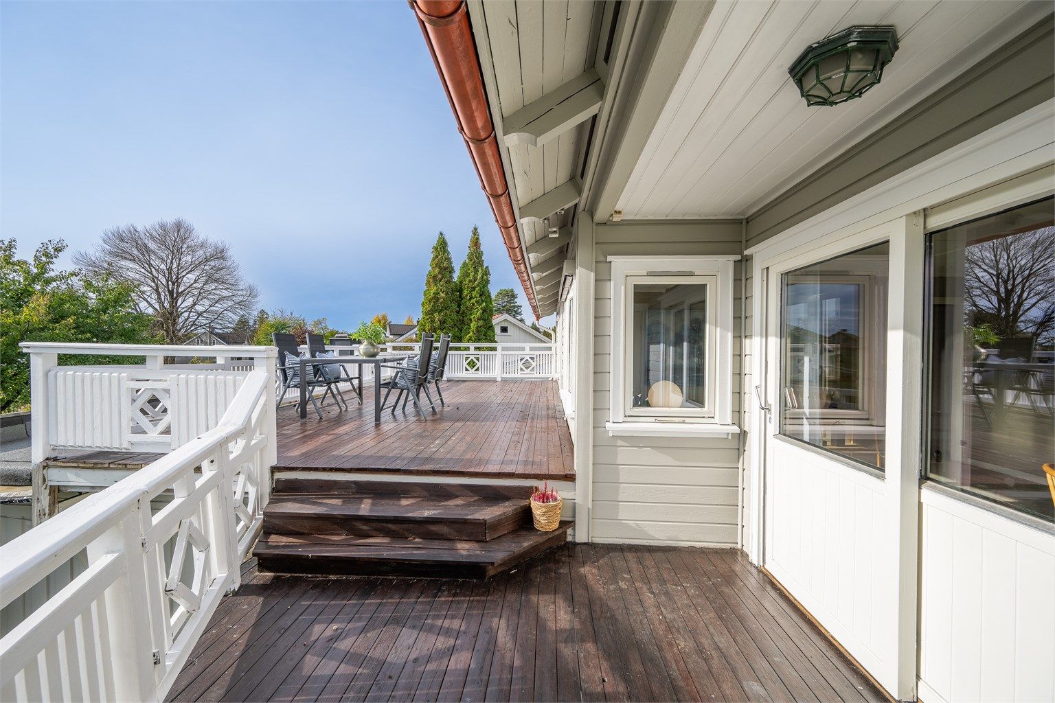 Stor og solrik terrasse med god plass til både spisegruppe og hyggelige sammenkomster. Det foreligger ikke dokumentasjon på at terrassen er omsøkt eller godkjent.
