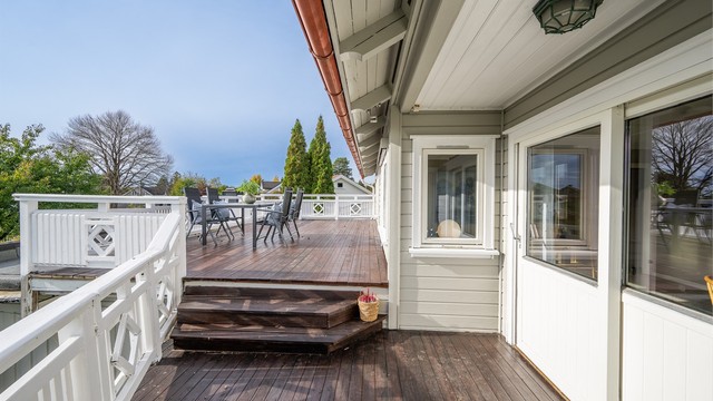 Stor og solrik terrasse med god plass til både spisegruppe og hyggelige sammenkomster. Det foreligger ikke dokumentasjon på at terrassen er omsøkt eller godkjent.