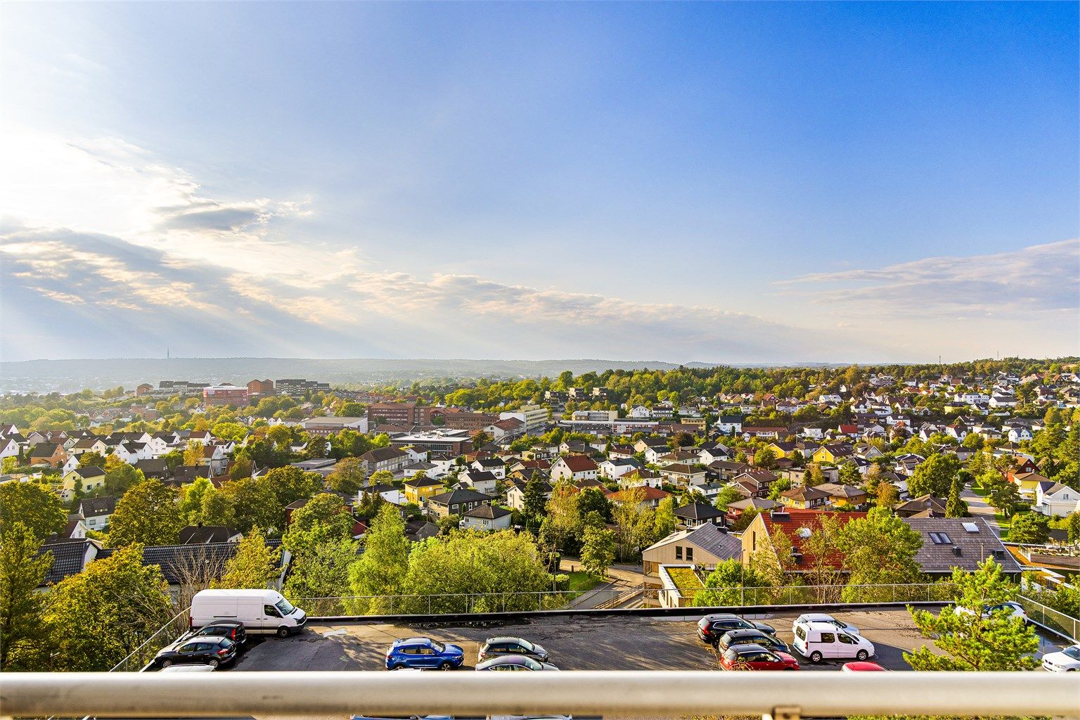 Balkongens utsikt er 180 grader vid, helt fra Fredrikstadmarka i nord.